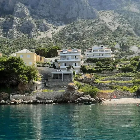 A4 Apartment *